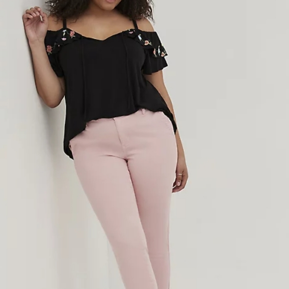 🆕️🌸OFF-SHOULDER EMBROIDERED FLORAL RUFFLE TOP 🌸 - Picture 3 of 6